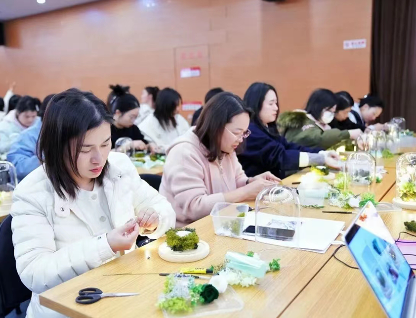 芳華灼灼三月天 情意綿綿暖心扉丨中非經(jīng)貿(mào)港舉辦“三八”婦女節(jié)手作沙龍活動(dòng)