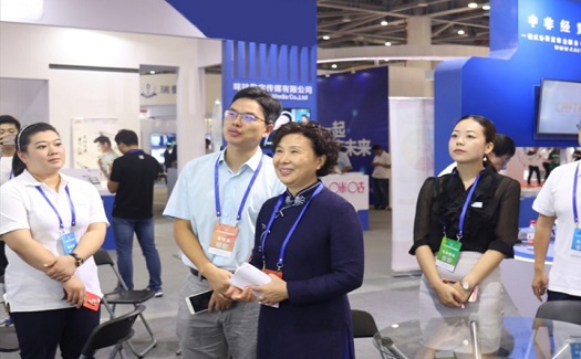 國貿(mào)集團(tuán)職工董事吳建華看望第八屆浙交會國貿(mào)云商展位工作人員