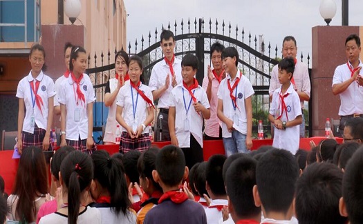 奉獻愛心 回饋社會 朱聃助學(xué)民工子弟學(xué)校