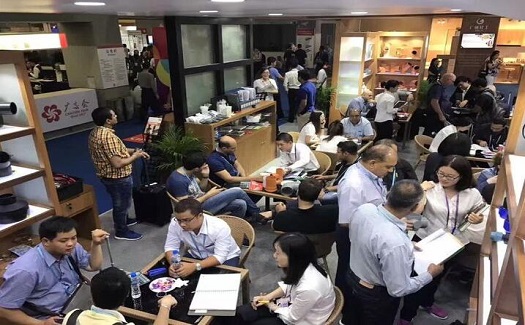 中非經(jīng)貿(mào)港工作人員赴廣交會為客戶提供外經(jīng)貿(mào)服務(wù)。附. 廣交會籌展時間安排