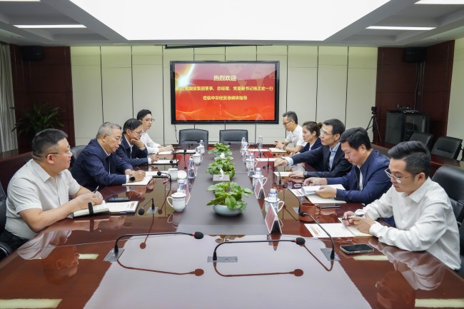 浙江省國貿(mào)集團(tuán)總經(jīng)理?xiàng)钫暾{(diào)研中非經(jīng)貿(mào)港