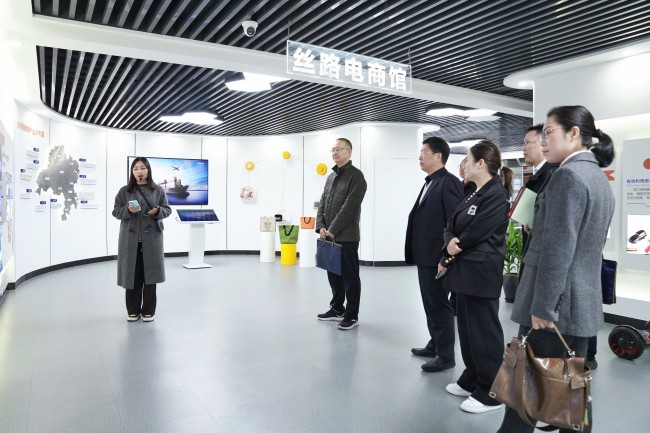 中國(guó)人民銀行浙江省分行副行長(zhǎng)、國(guó)家外匯管理局浙江省分局副局長(zhǎng)馮子興一行來(lái)中非經(jīng)貿(mào)港調(diào)研